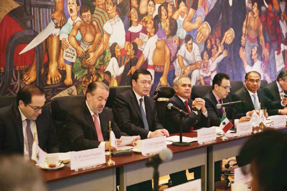 El secretario de Gobernación, Miguel Ángel Osorio Chong (tercero de izq. a der.), llamó a hacer un frente común y no de encono para presentar una propuesta de reforma a los legisladores. (SEGOB)
