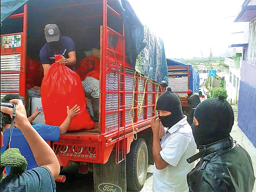 A bordo de varias camionetas, los zapatistas llevaron alimentos y utensilios de cocina, los cuales fueron recibidos por los maestros disidentes, quienes les agradecieron el apoyo (ESPECIAL)