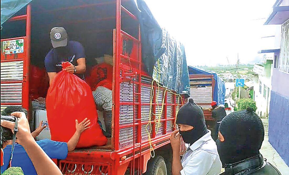 A bordo de varias camionetas, los zapatistas llevaron alimentos y utensilios de cocina, los cuales fueron recibidos por los maestros disidentes, quienes les agradecieron el apoyo (ESPECIAL)
