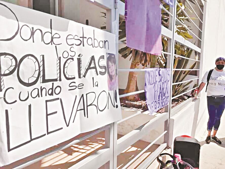 Con carteles colocados frente a la entrada del juzgado, familiares y vecinos de Nicole demandaron a las autoridades seguridad. Foto: Especial.