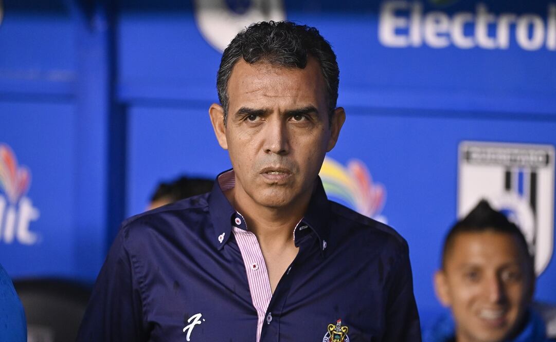Ricardo Cadena en el banquillo de las Chivas - FOTO: Imago7