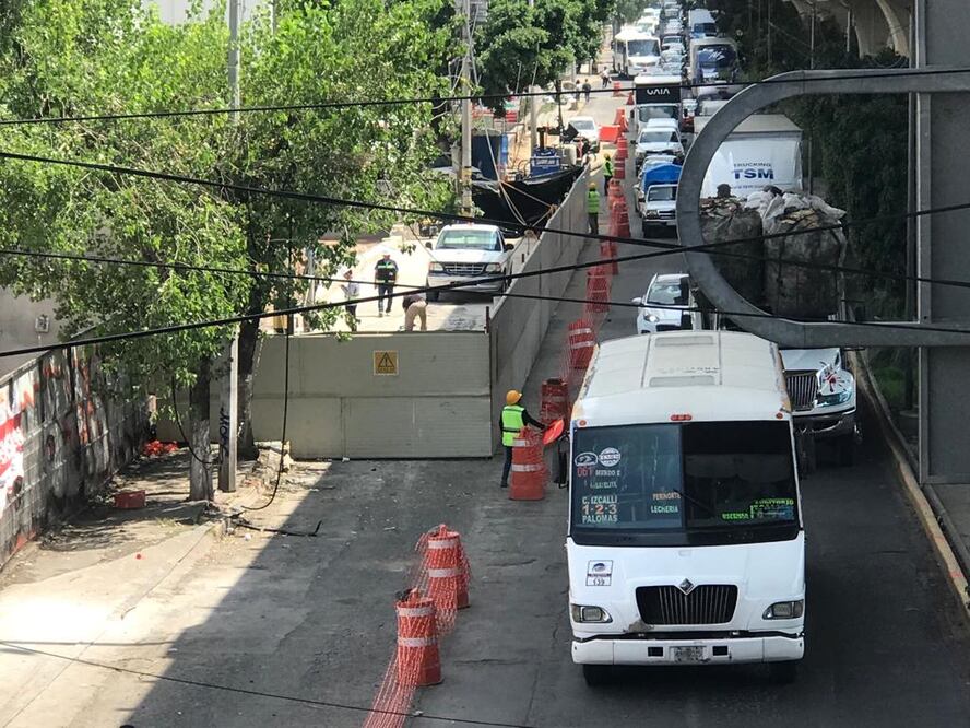 Desgajamiento mantiene afectada circulación en carriles laterales de Periférico. Foto: Rebeca Jiménez / EL UNIVERSAL