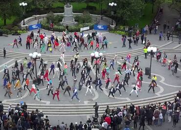 Bailarines invaden NY para llevar a Hillary a la Casa Blanca