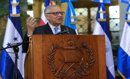 Operan de rodilla a nuevo presidente de Guatemala