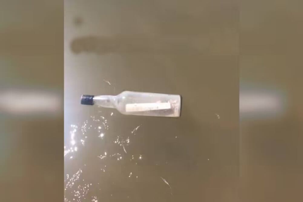 Una botella en el mar con un mensaje casi siempre remite a una historia de aventuras o de romance, pero en este caso, en Australia, no ocurrió nada de eso. FOTO: TIKTOK @auslapourway