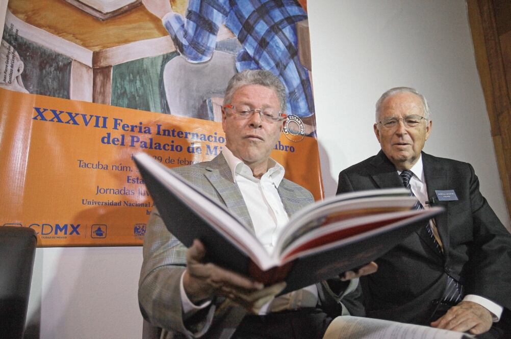 El periodista Sergio Sarmiento acompañó al empresario en la presentación de Mis años con 'Elektra' ()