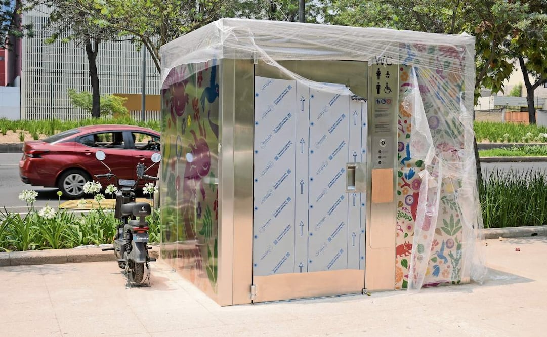 Uno de los sanitarios fue instalado sobre avenida Chapultepec y aunque aún no se define el costo, se podrá ingresar con la tarjeta de movilidad. Foto: SANTIAGO CADENA/EL UNIVERSAL