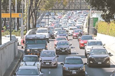 Pese a contingencia ambiental, autos saturan las vialidades