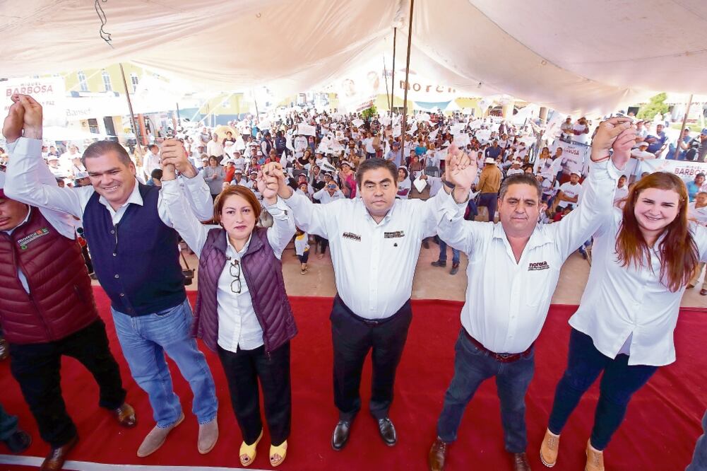 Transpare ncia. En el municipio de Ahuazotepec, el candidato morenista, Miguel Barbosa, dijo que exigirá limpieza electoral el próximo 2 de junio. / ESPECIAL