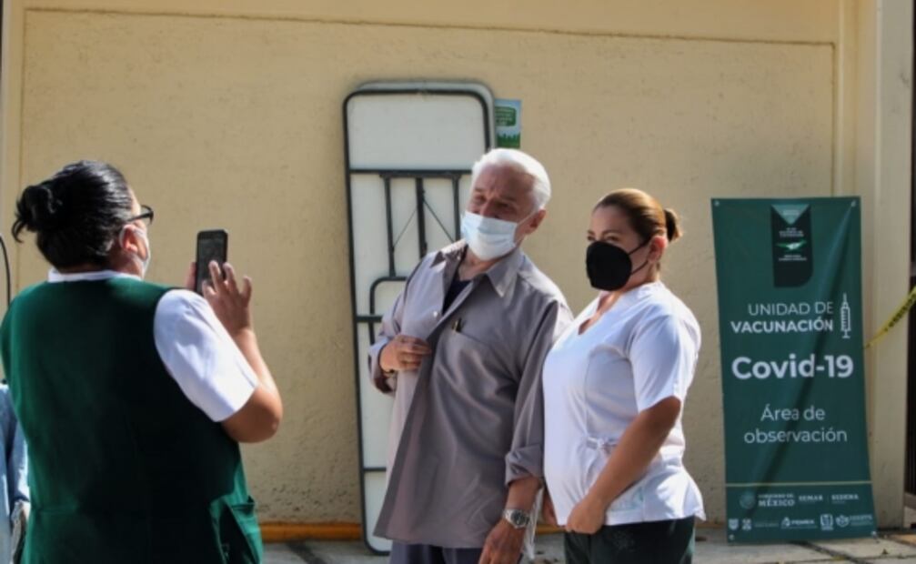 Enrique Guzmán es vacunado contra el Covid-19