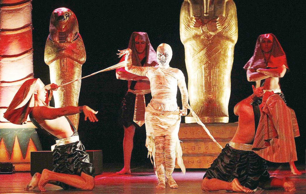 Un performance inspirado en los rituales mortuorios en varios países inauguró el festival (ARIEL OJEDA. EL UNIVERSAL)