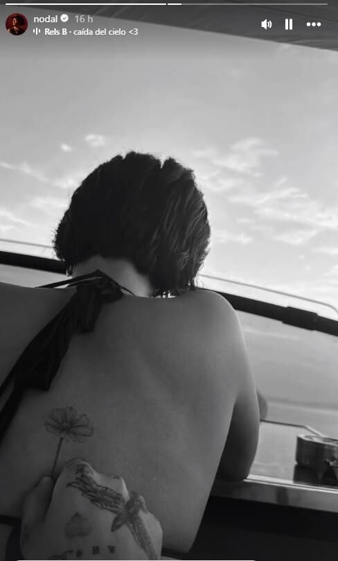 Ángela Aguilar y Christian Nodal unen sus tatuajes en esta foto; la pareja disfruta de su luna de miel.