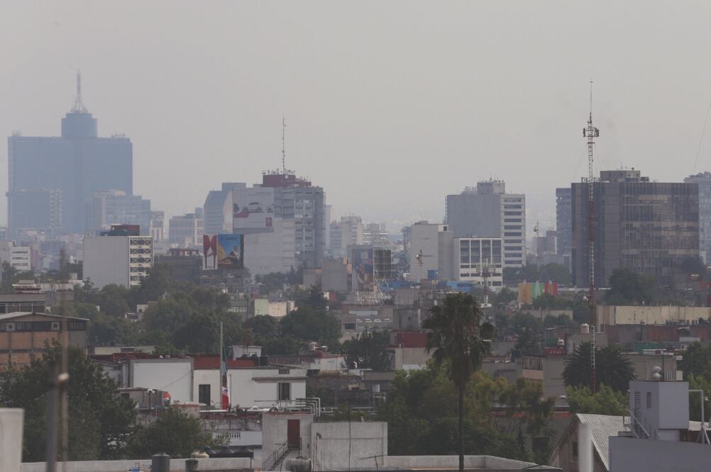 Además de las restricciones a la circulación se recomienda que niños, adultos mayores, mujeres embarazadas y personas con problemas respiratorios y cardiovasculares permanezcan en interiores entre las 13:00 y las 19:00 horas. (BERENICE FREGOSO)