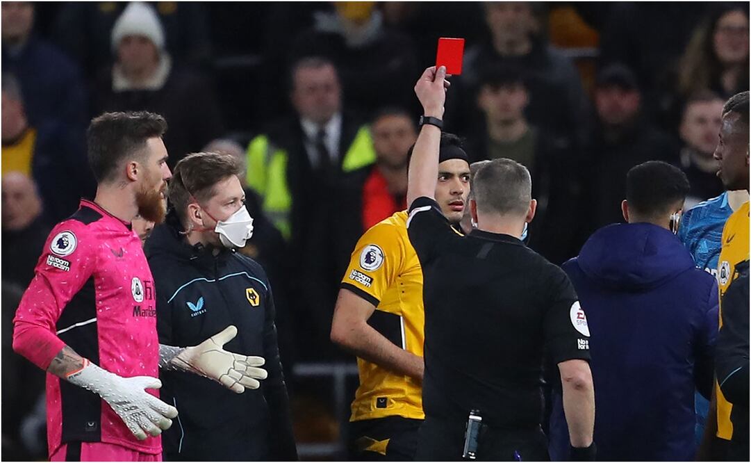 Raúl Jiménez fue expulsado y el Wolverhampton pierde ante el Leeds / AFP