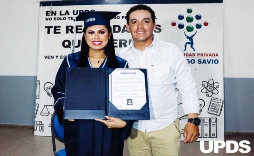 ¡Con torta bajo el brazo! Entra en labor de parto al recibir su título como ingeniera