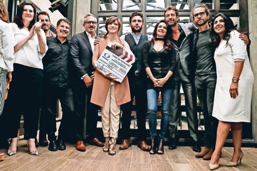 El elenco de Caer en tentación se reunió para presentar la telenovela a los medios de comunicación (CRISTOPHER ROGEL. EL UNIVERSAL)