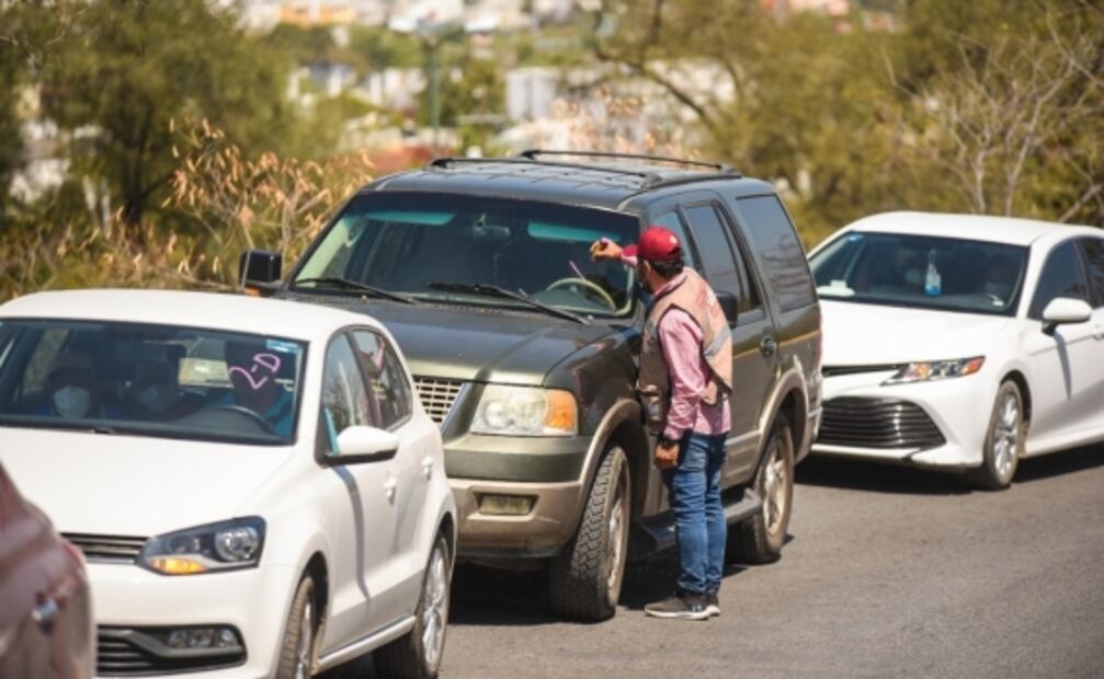 “Hasta me traje 'lonche'”: con largas filas, adultos mayores de Tamaulipas esperan recibir vacuna antiCovid