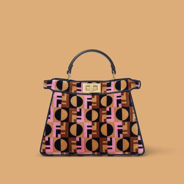 La Peekaboo adopta el motivo FENDI Dots en una pieza que une artesanía, diseño y sofisticación. Foto: Cortesía