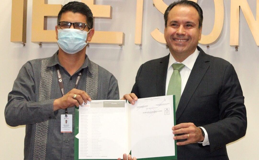 Antonio Astiazarán Gutiérrez (derecha) recibiendo la constancia de mayoría que lo acredita como alcalde electo de Hermosillo (2021-2024). Foto: Especial