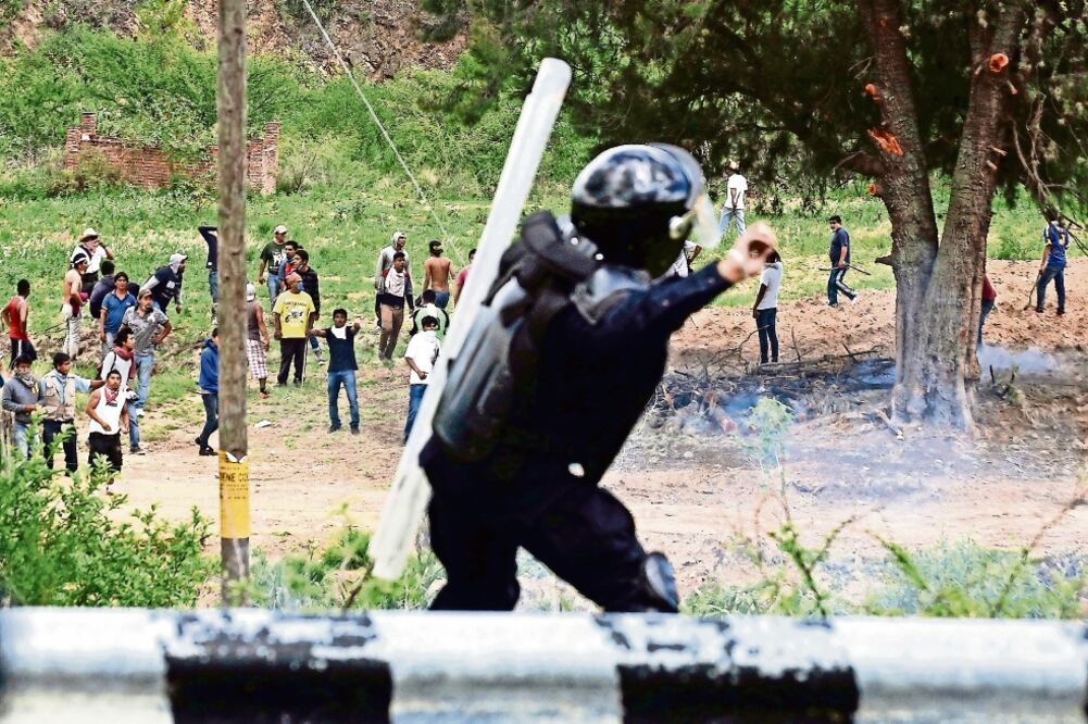 Expediente de Gobernación recoge testimonios de agentes involucrados en el enfrentamiento entre policías y maestros del pasado 19 de junio, en Nochixtlán (ARCHIVO EL UNIVERSAL)