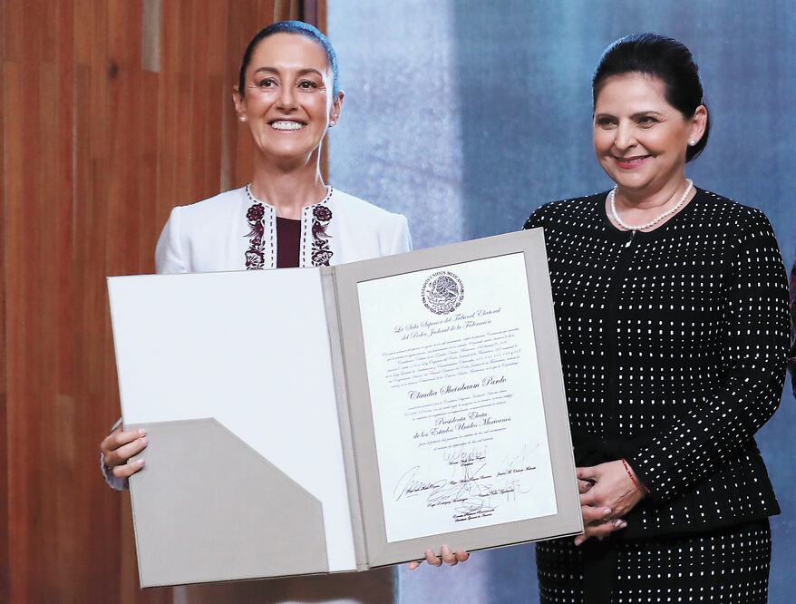 Mónica Soto, magistrada presidenta del Tribunal Electoral del Poder Judicial, entregó la constancia que acredita a Claudia Sheinbaum como ganadora de los comicios presidenciales del 2 de junio, lo que la convierte en la primera presidenta electa de México. Foto: de Especial TEPJF
