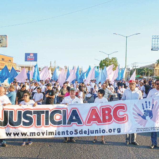 Miles de personas se unieron ayer en Hermosillo a la marcha con motivo de los 10 años del incendio en la Guardería ABC, en el que murieron 49 menores y más de 100 personas —entre ellas 24 niños— resultaron con quemaduras graves. AMALIA ESCOBAR. EL UNIVER