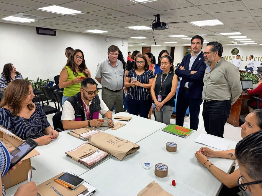 La semana pasada, personal del IECM entregó al INE las boletas para que las personas en postración puedan emitir su voto. Foto: Archivo | El Universal