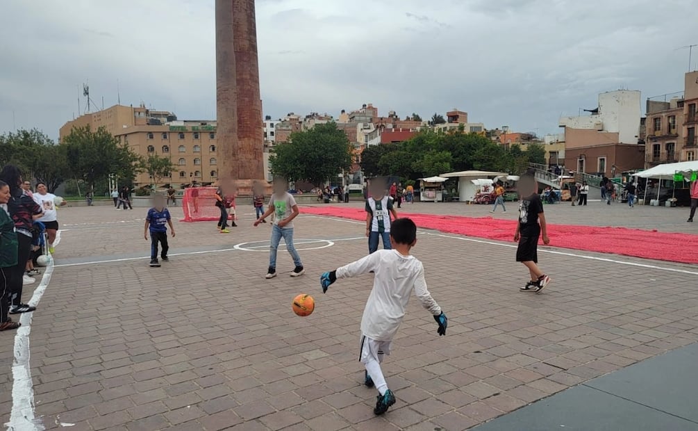 “La pelota vuelve a casa, ¿y nuestros desaparecidos cuándo?", mencionaron. | Foto: Diana Valdez.