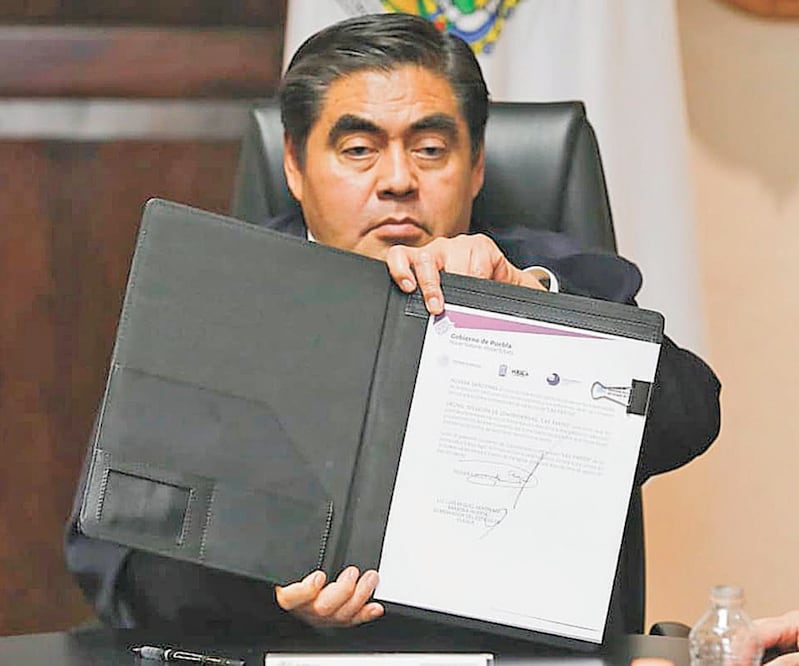 Miguel Barbosa encabezó la firma virtual del convenio para prevenir las agresiones contra las mujeres.