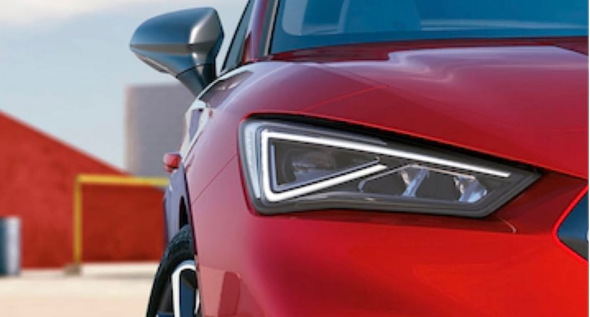 El  Seat León 2026 FR cuenta con faros principales en LED y tecnología Matrix. Foto: Seat México