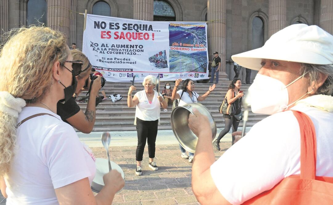 Decenas de personas se manifestaron ayer frente al Palacio de Gobierno para exigir un alto a los cortes diarios en el suministro de agua. Foto: EMILIO VÁSQUEZ. EL UNIVERSAL