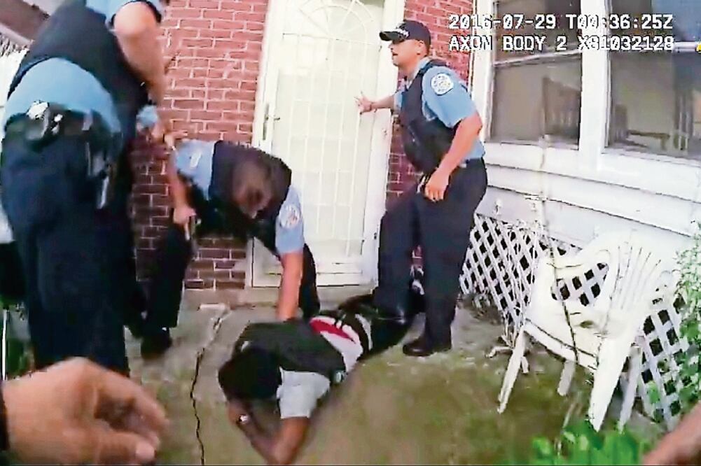 EL DATO Polémica. Policías esposan a Paul O’Neal, un afroestadounidense de 18 años al parecer implicado en un robo, tras herirlo fatalmente en Chicago, en la imagen de video difundida el viernes (AP)