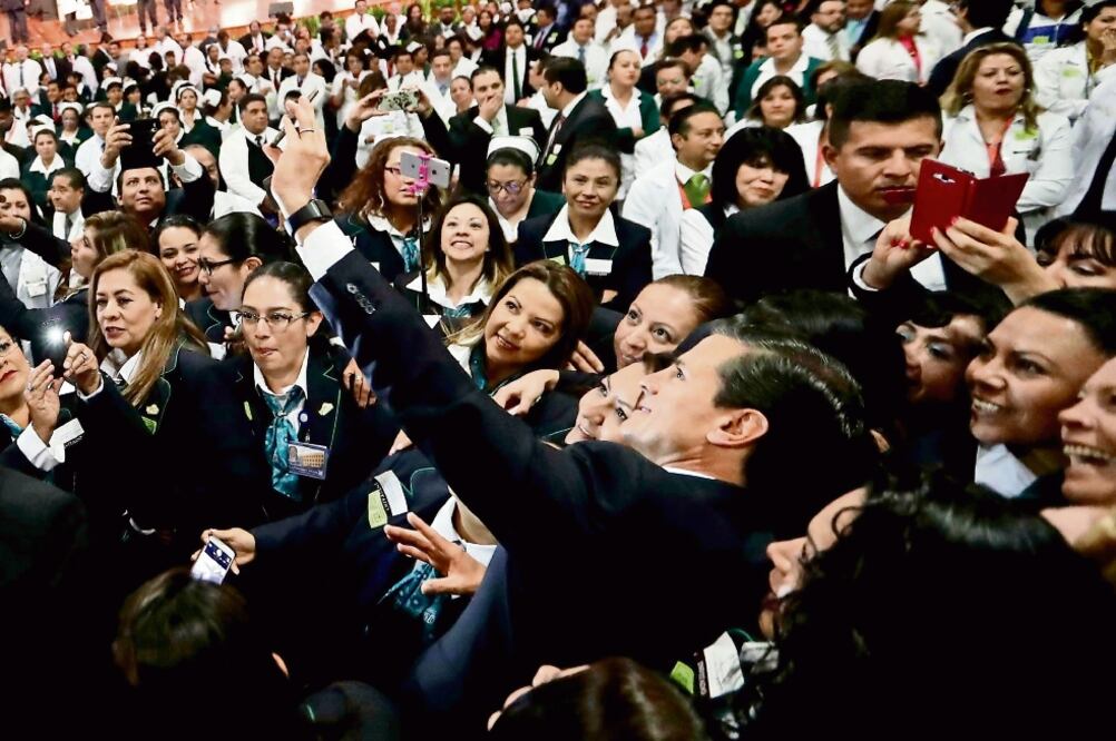 El presidente Enrique Peña Nieto lanzó ayer el programa Cita Médica Digital del Instituto Mexicano del Seguro Social en el Centro Médico Nacional Siglo XXI, donde además reconoció la labor de los trabajadores de esta institución (FERNANDO RAMÍREZ)