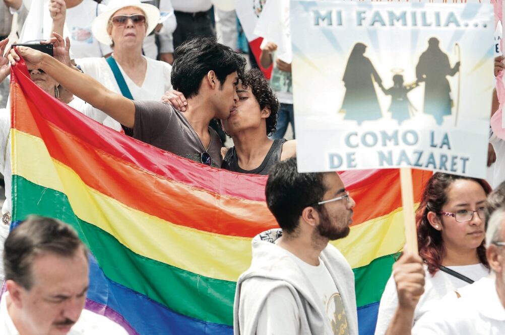 El Paseo de la Reforma fue un contraste de posiciones, a favor y en contra, de la iniciativa presidencial sobre el derecho al matrimonio igualitario (YADÍN XOLALPA. EL UNIVERSAL)