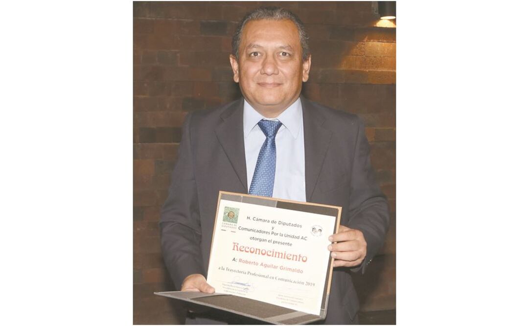 Dedicatoria. Roberto Aguilar dedicó el premio recibido a su familia, a colegas reporteros y a EL UNIVERSAL. CARLOS MEJÍA. EL UNIVERSAL