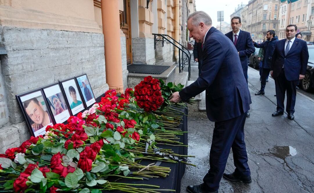 El gobernador de San Petersburgo, Alexander Beglov, deposita un ramo de flores en el Consulado de Azerbaiyán en memoria de las víctimas del Embraer 190 de Azerbaijan Airlines que se estrelló cerca del aeropuerto kazajo de Aktau, en San Petersburgo, Rusia, jueves 26 de diciembre de 2024. Foto: AP