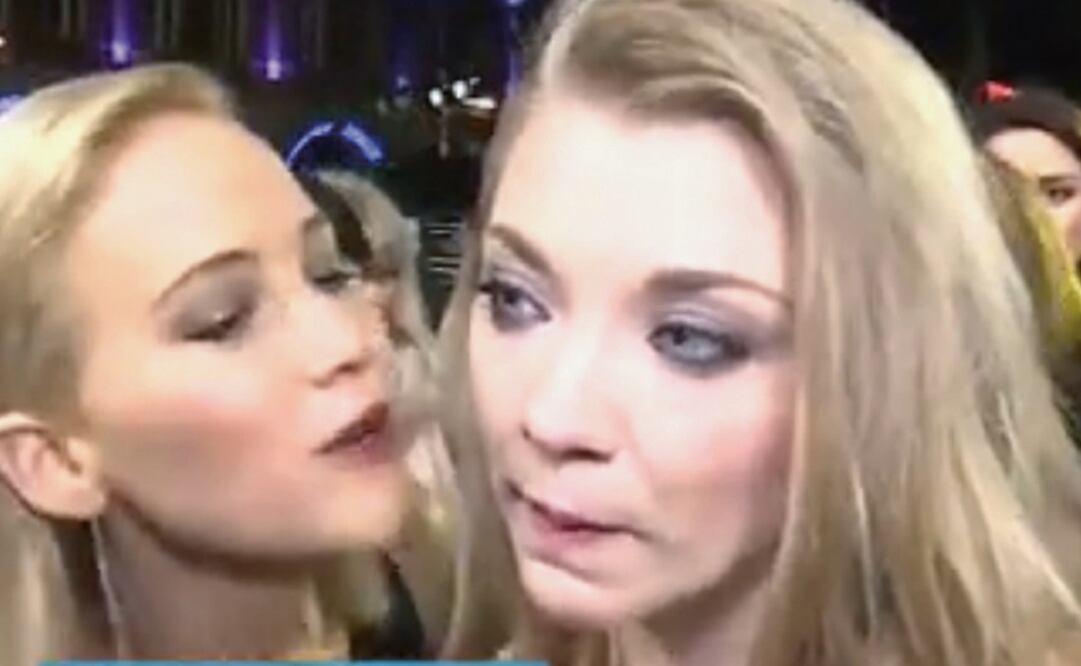 Las actrices coincidieron en el estreno del filme en Londres. Jennifer quiso jugar una broma a Natalie pero terminó en un beso accidental. ESPECIAL