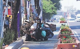Ni las multas frenan invasión de ciclovía en Tlalpan, ahora la usan para basura y cascajo