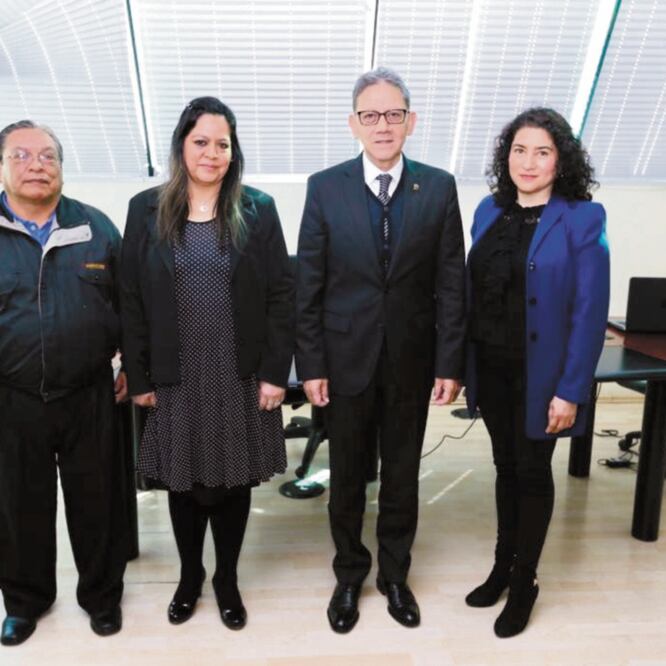 El rector, Alfredo Barrera Baca, segundo de derecha a izquierda, advierte que la libertad de pensamiento seguirá siendo tema central en la universidad. ARCHIVO EL UNIVERSAL