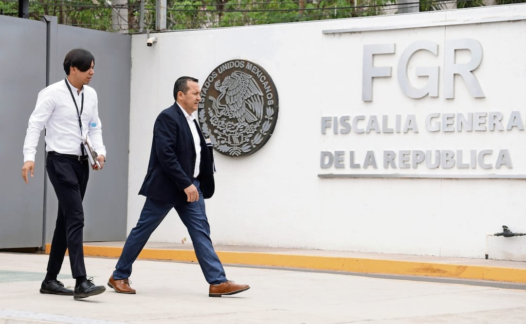 El vicefiscal con licencia Dámaso Castro Saavedra acudió a la delegación de la Fiscalía General de la República (FGR) para rendir su testimonio tras señalamientos del gobierno de Estados Unidos sobre presuntos nexos con el narcotráfico. Al salir de las instalaciones declaró: Tenemos confianza en el trabajo nuestro y en la honestidad. Foto: JOSÉ BETANZOS ZÁRATE/CUARTOSCURO