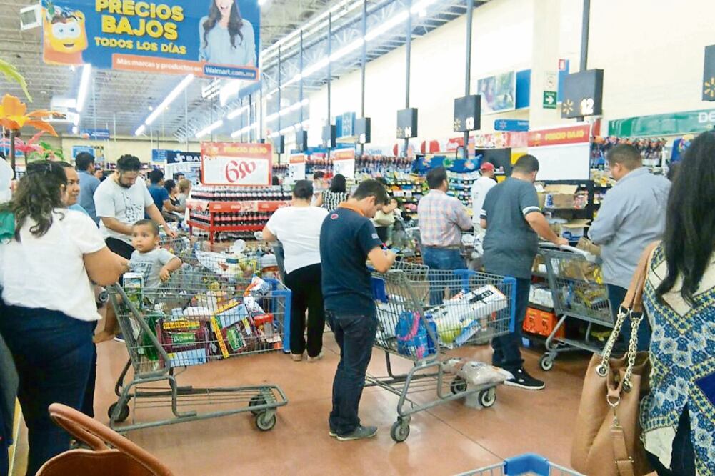 Habitantes de BCS realizaron compras de pánico en diferentes establecimientos, pese a que las autoridades aseguraron que la entidad dispone de 650 mil toneladas de víveres y cuenta además con 56 albergues listos en cinco municipios (GLADYS RODRIGUEZ)