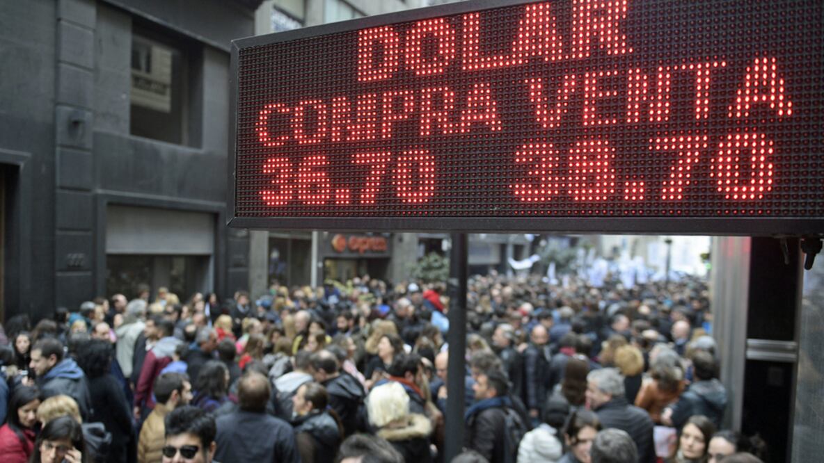AFP Cada vez que el dólar se devalúa en Argentina, las casas de cambio se llenan de gente que busca proteger su ahorros cambiando a dólares.
