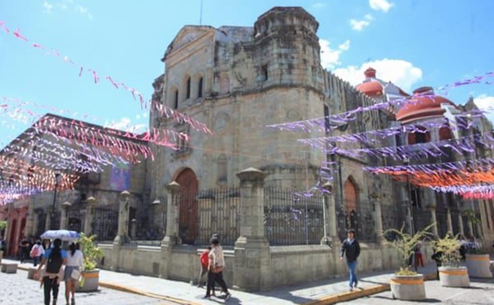 La fachada cuenta con dos cuerpos con un acceso flanqueada por dos pares de columnas. Foto: Edwin Hernández / EL UNIVERSAL