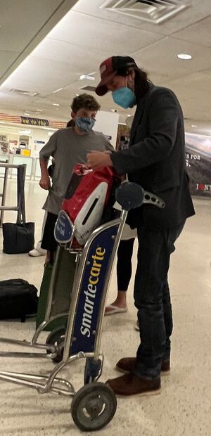 Keanu Reeves hizo un "pequeño amigo" durante un vuelo y la escena fue absolutamente tierna