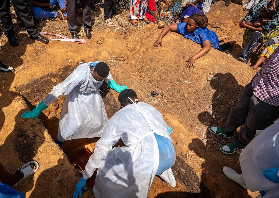 Una mujer llora durante el funeral de una persona sospechosa de haber falllecido por ébola, en Bunia, en la República Democrática del Congo. FOTO: GLODY MURHABAZI. AFP