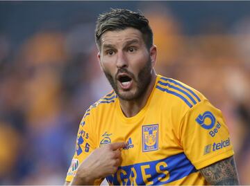 VIDEO: André Pierre Gignac 'zapea' a compañero en pleno vuelo