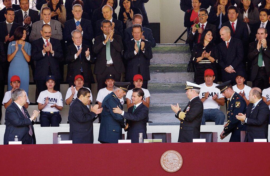 El presidente Enrique Peña Nieto encabezó en el Campo Marte la ceremonia por el 153 aniversario de la Batalla de Puebla, donde estuvo acompañado por los secretarios de la Defensa, Salvador Cienfuegos, y de Marina, Vidal Francisco Soberón Sanz (ESPECIAL)