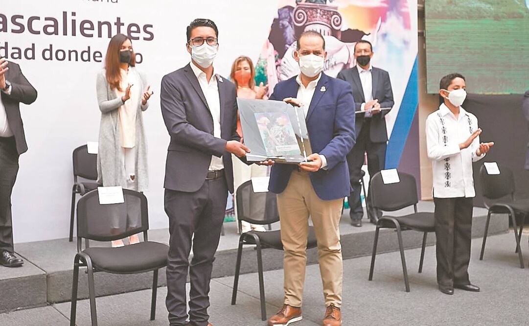 El gobernador Martín Orozco Sandoval agradeció su colaboración a los autores de esta versión que los coloca a la vanguardia. Foto: ESPECIAL