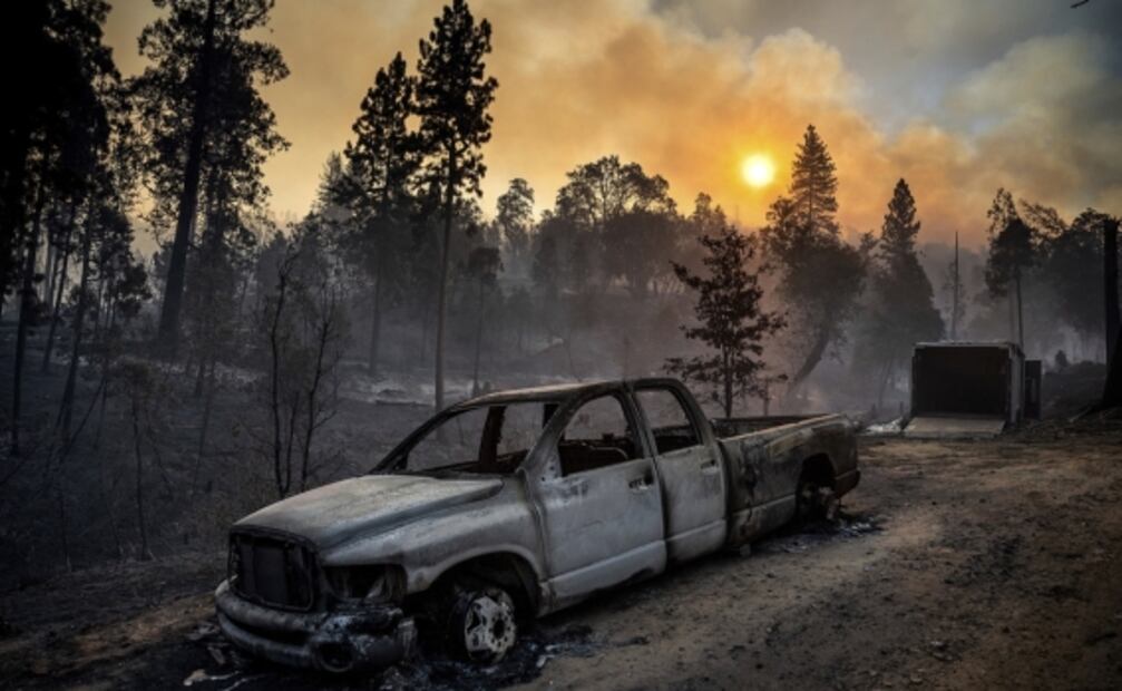 Desalojan a miles por incendio cerca del parque Yosemite, en California
