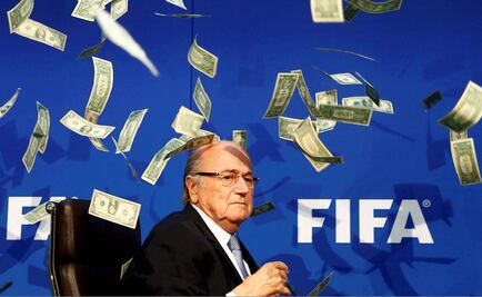 Caso FIFA. Intruso lanza billetes a Blatter